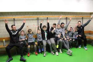 Jubelnde G2 feiert Gruppensieg beim NEW Cup